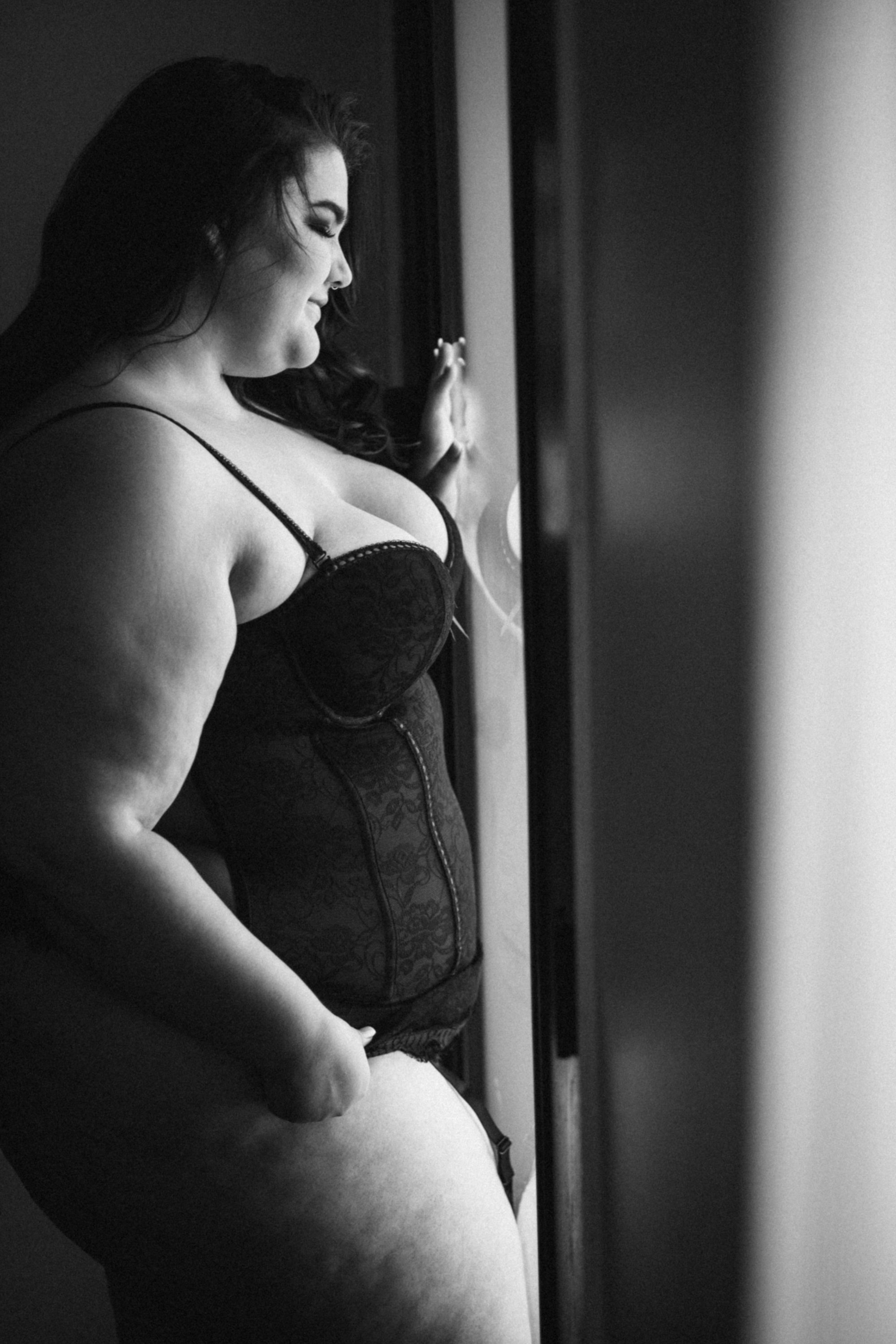 Stunning boudoir image from Gabriela Cruz Photography | Empowerment Boudoir | #OWNYOURBODY | Body Positivity | Curvy Boudoir | Edmonton Boudoir