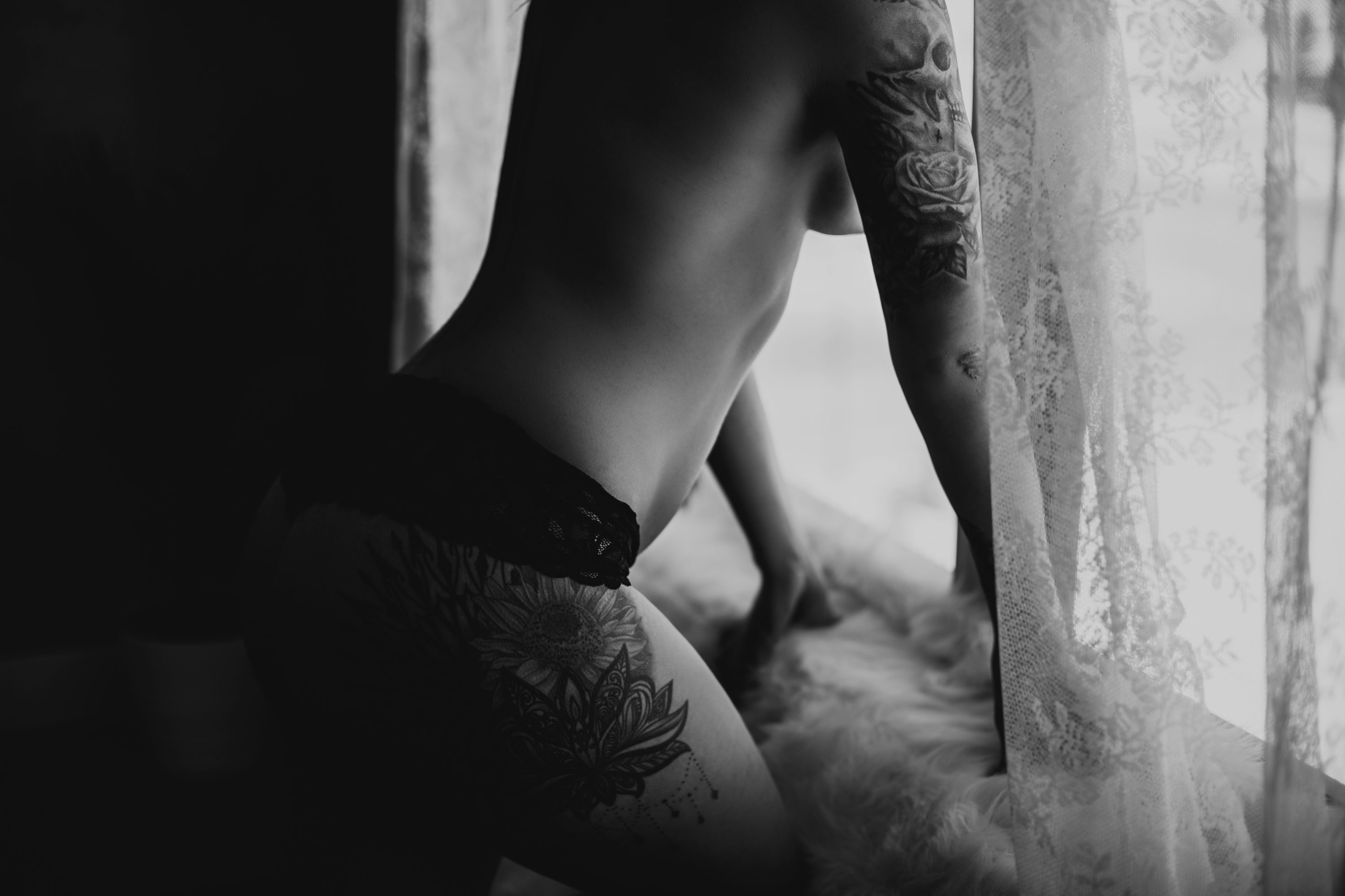 Black and white boudoir photo shoot by Gabriela Cruz Photography in Edmonton, Alberta