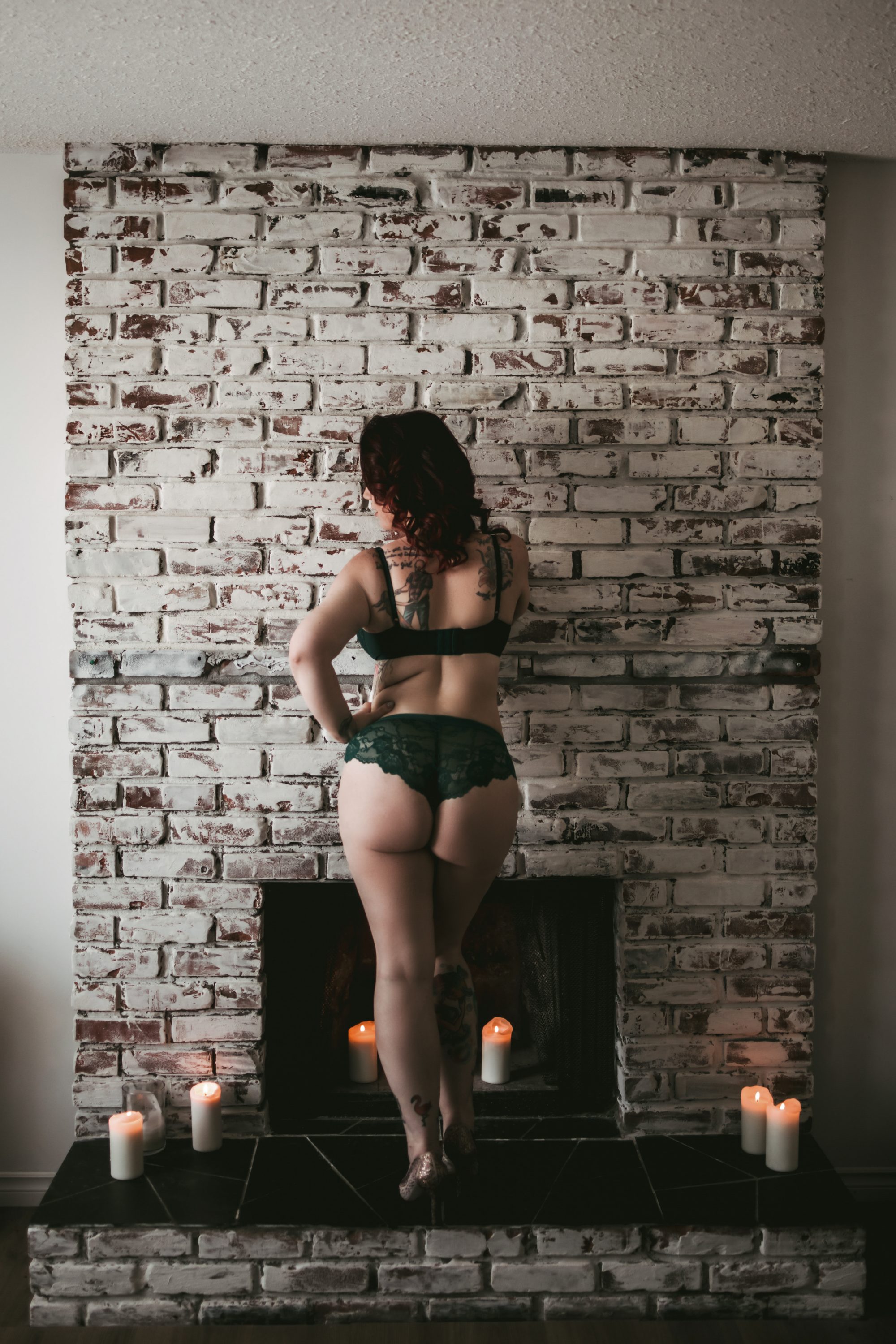 You wanna do a boudoir shoot but have no idea what to wear for your curvy hourglass figure. We've got you covered!